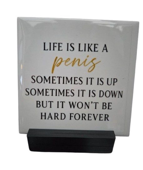 Grappig keramisch tegeltje life is like a penis met zwarte houder op witte achtergrond