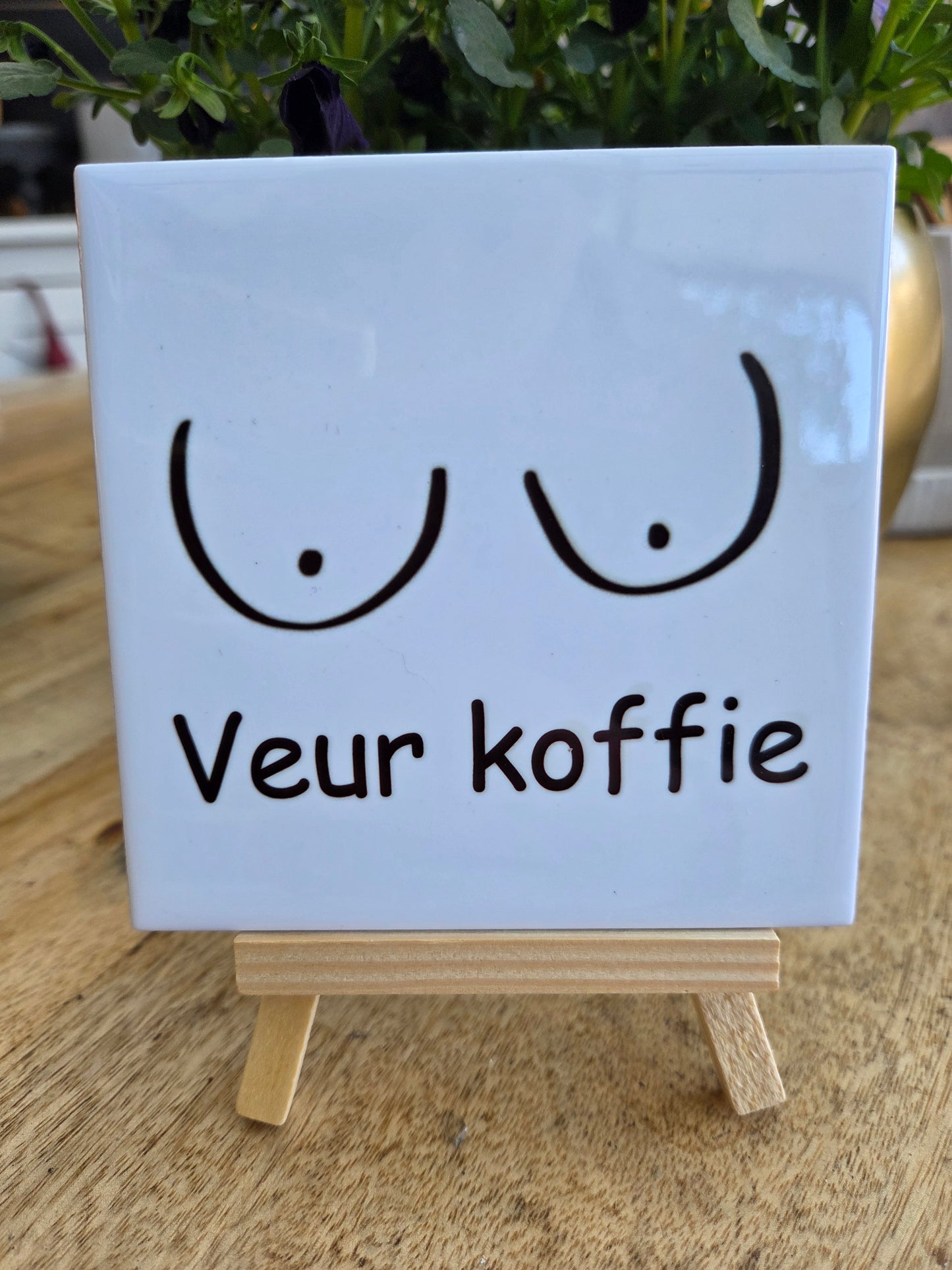 Tegeltje met tekst โTiet veur koffieโ โ inclusief houten standaard (11x11 cm)