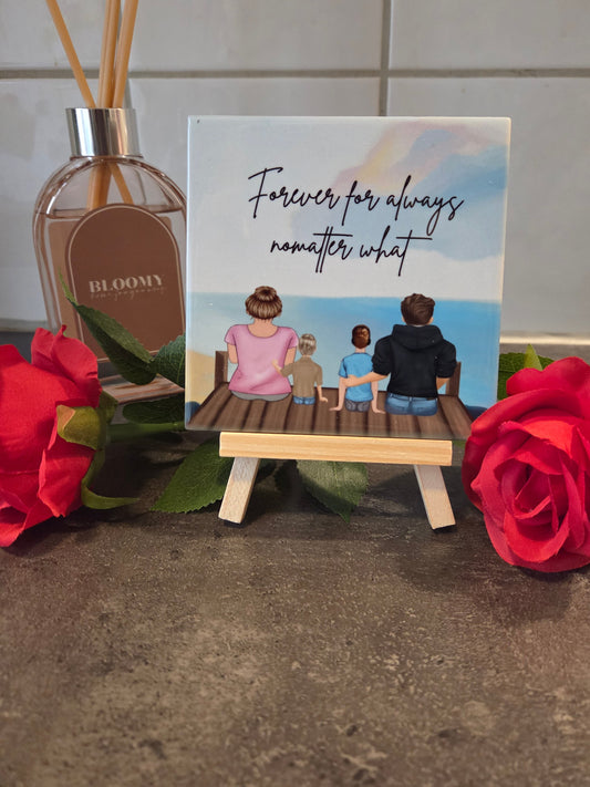 Gepersonaliseerde familietegel met illustratie van gezin op steiger, tekst 'Forever for always no matter what', perfect als uniek cadeau.