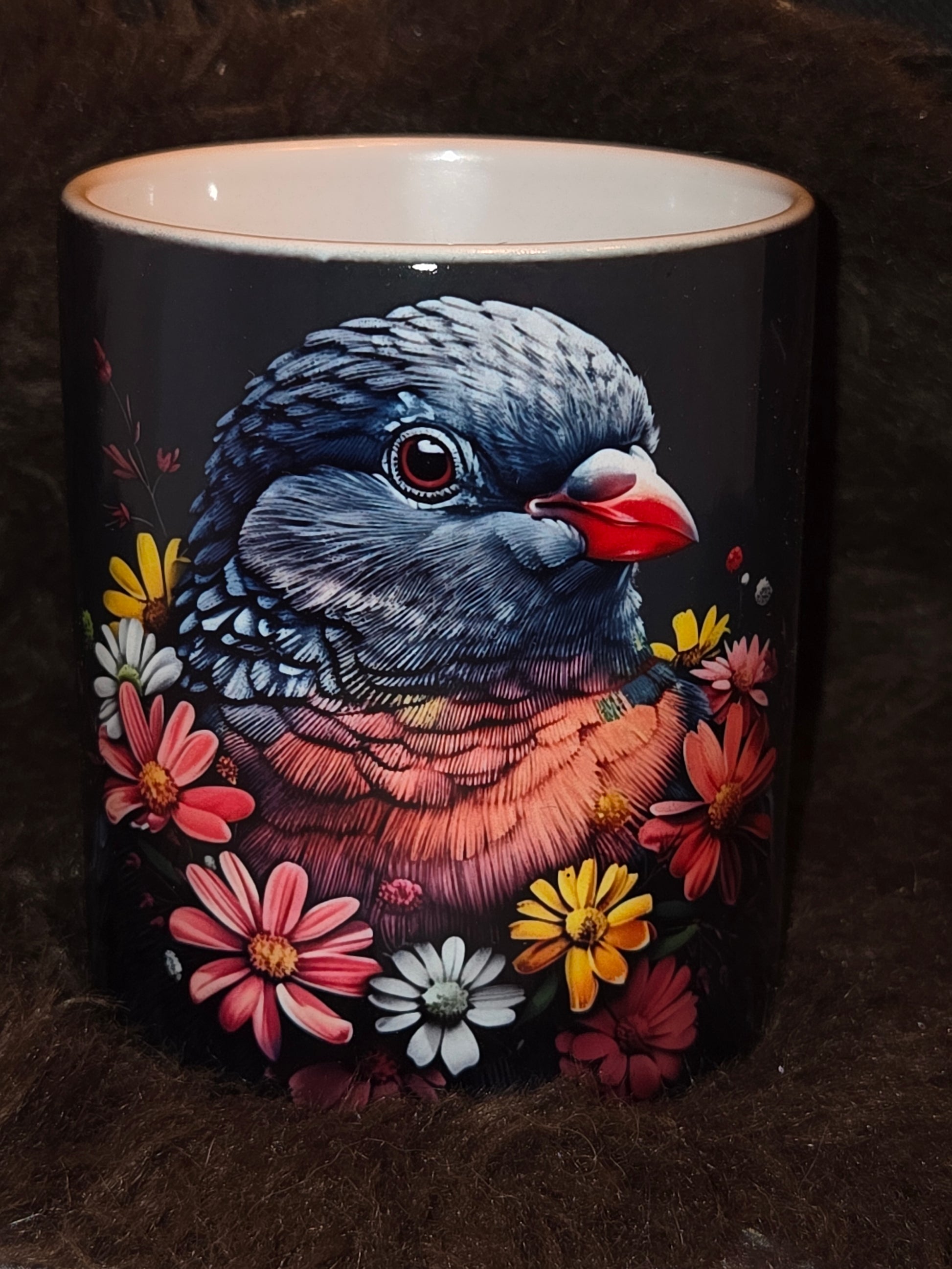 "Keramische duif mok met bloemen op zwarte achtergrond — cadeau voor vogelliefhebbers | 11 oz"