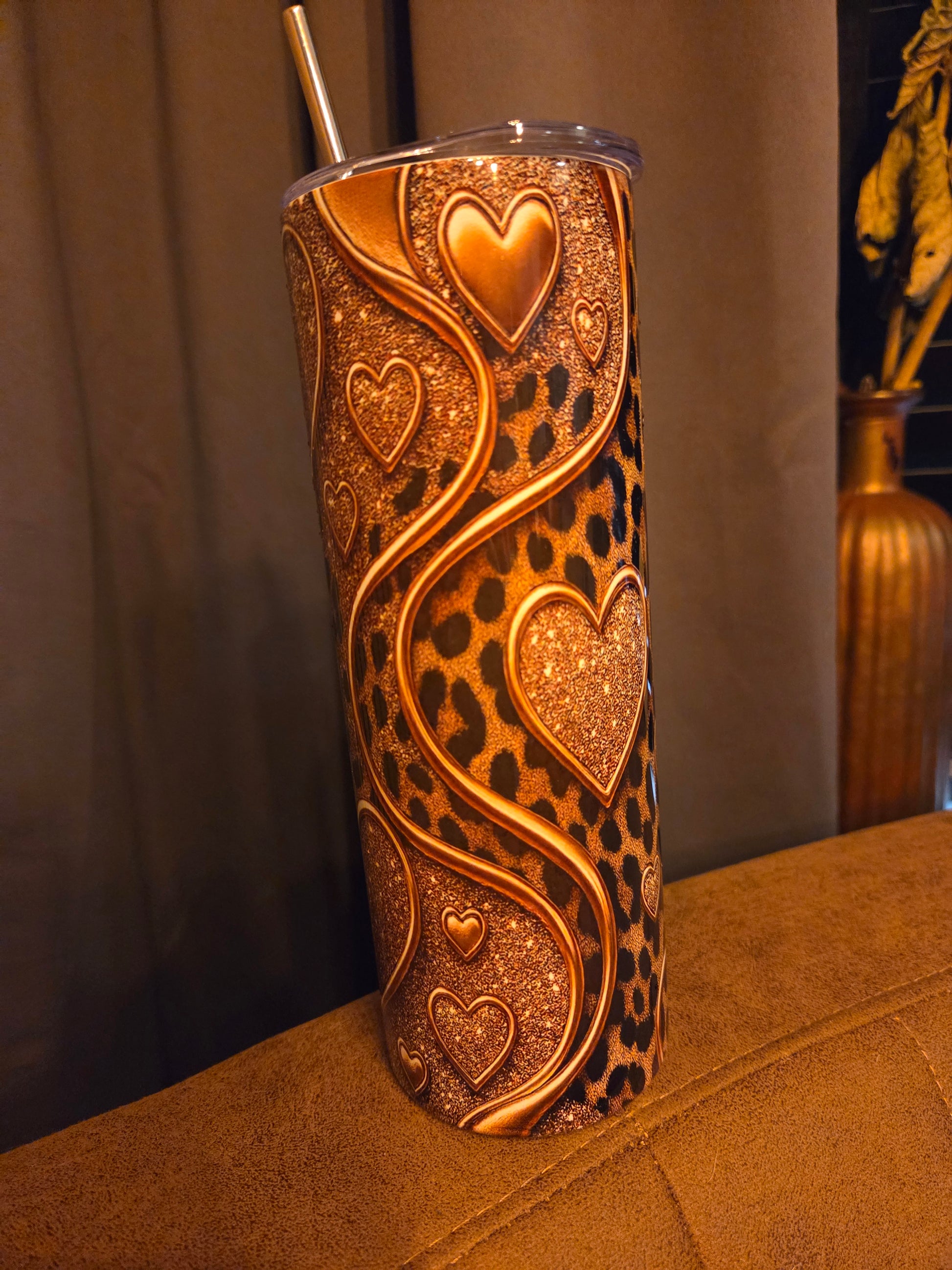 Glitter tumbler van 20oz met luipaard hartprint en roestvrijstalen rietje – perfect voor koude en warme dranken.