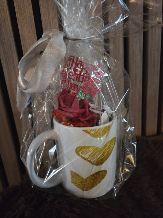 gevulde valentijn mok met chocolade perfect cadeau
