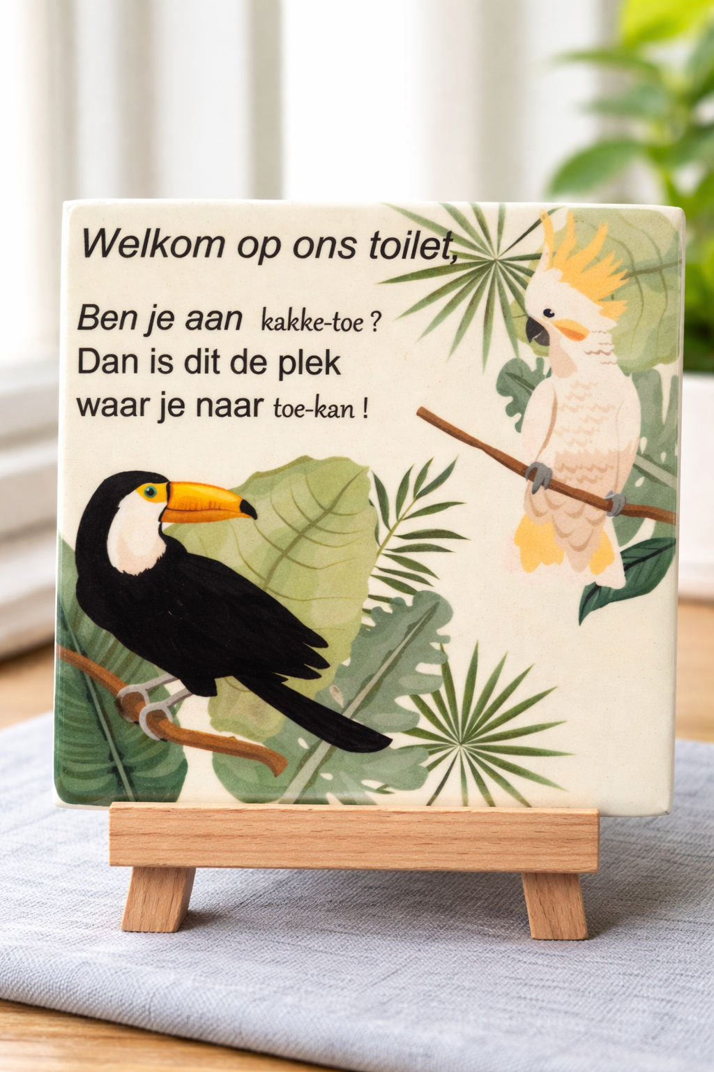 Grappig WC tegeltje met tekst 'Welkom op ons toilet' – keramiek 11x11 cm inclusief houten standaard