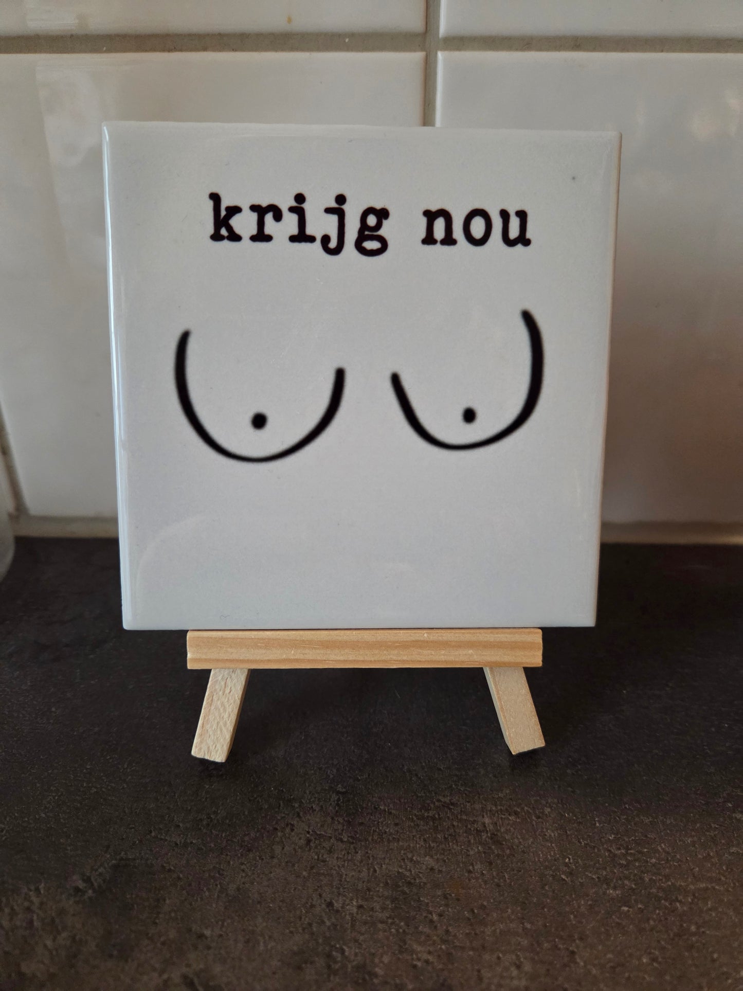 Tegeltje met tekst “Krijg nou tieten” – inclusief houten standaard (11x11 cm)