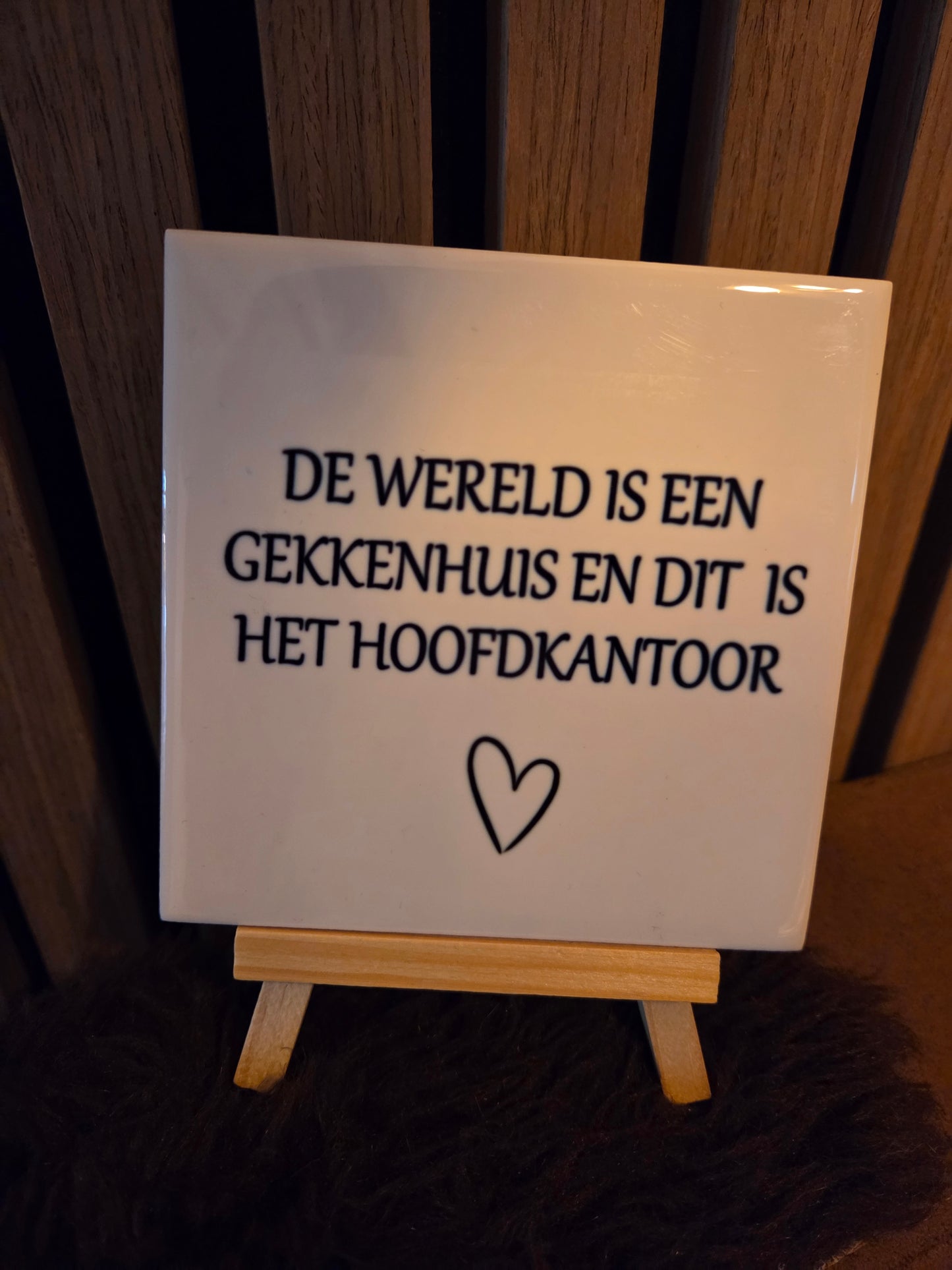 De wereld is een gekkenhuis… en dit is het hoofdkantoor- tegeltje